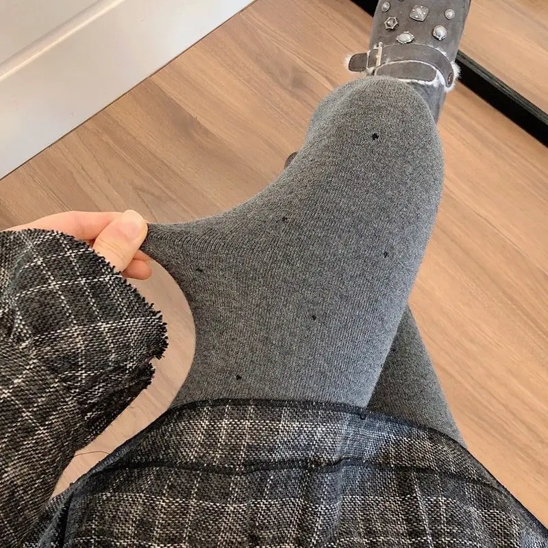 

Леггинсы женские осень-зима с v-образной талией невидимые затягивающие длиной до икры для отдыха с расклешенным низом в пригородном стиле элегантные нейтральные однотонные