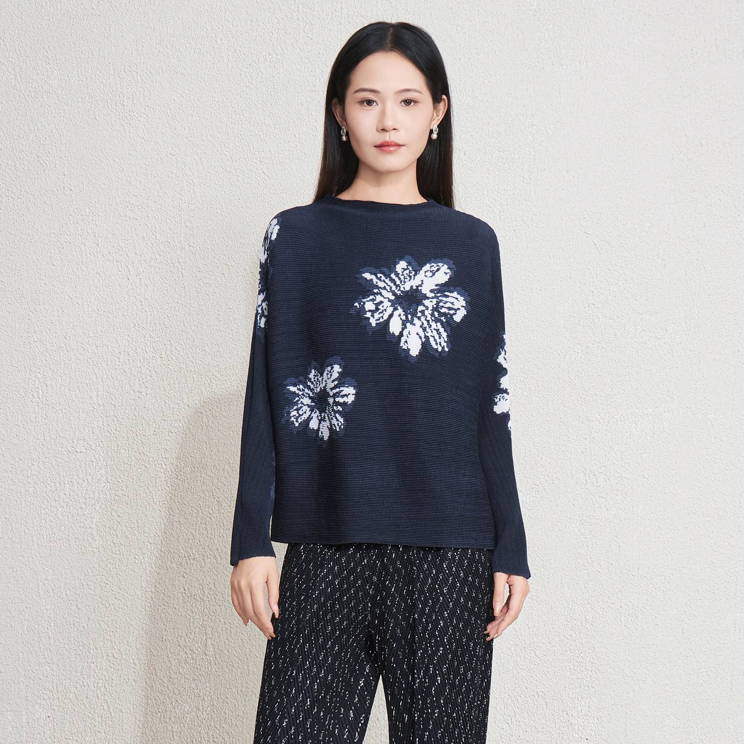 Elegant Floral Pattern Women's Miyake Pleated Top 2025 New Autumn Winter Loose Crew Neck Long Sleeve Casual Pullover Sweater