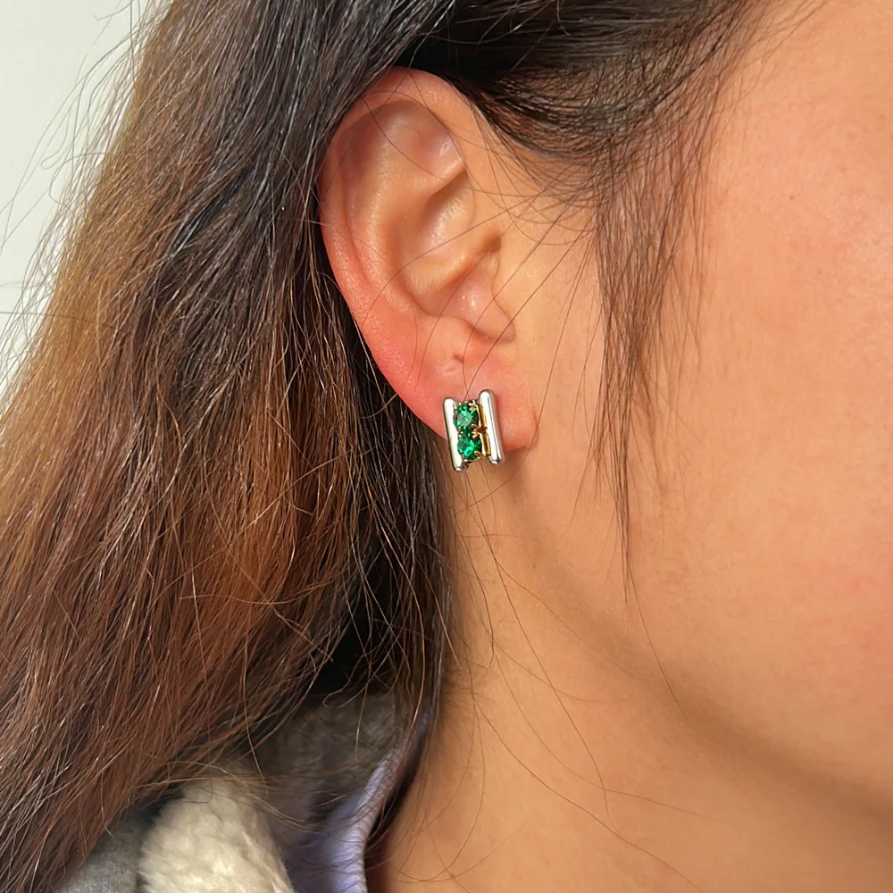 

Аксессуары для самостоятельного изготовления: популярные в интернет-магазинах серьги-гвоздики из нержавеющей стали с милыми бриллиантовыми вставками, покрытые 18-каратным золотом.