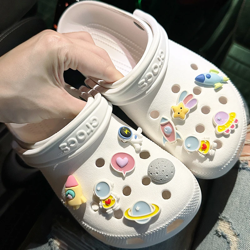 Lovely Spaceman Shoe Charms Designer fai da te scarpe carine Decaration accessori per feste zoccoli Kid Boy Women Girls Gifts