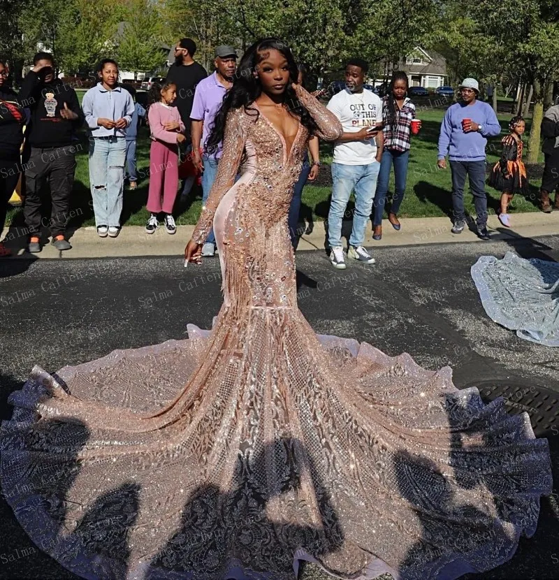 Vestido refinado con pedrería y lentejuelas intrincadas con escote