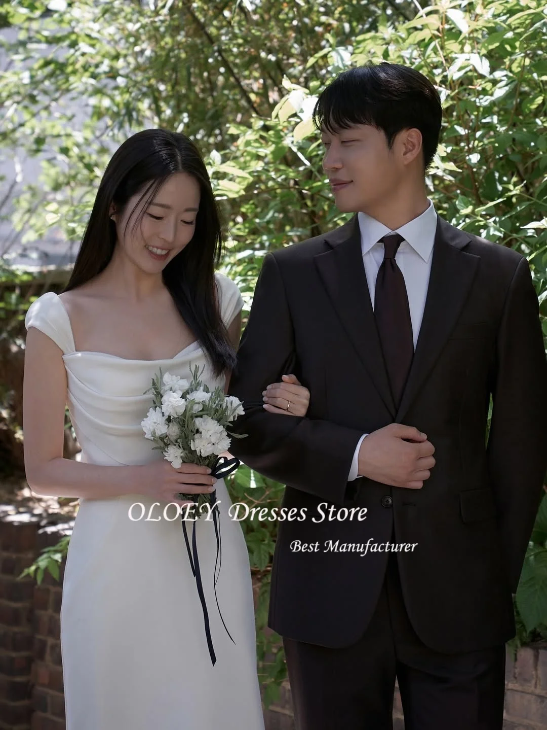 OLOEY 여성을위한 간단한 흰색 웨딩 드레스 플리츠 a 라인 오프 숄더 신부 가운 한국 사진 촬영 바닥 길이 새틴 맞춤형