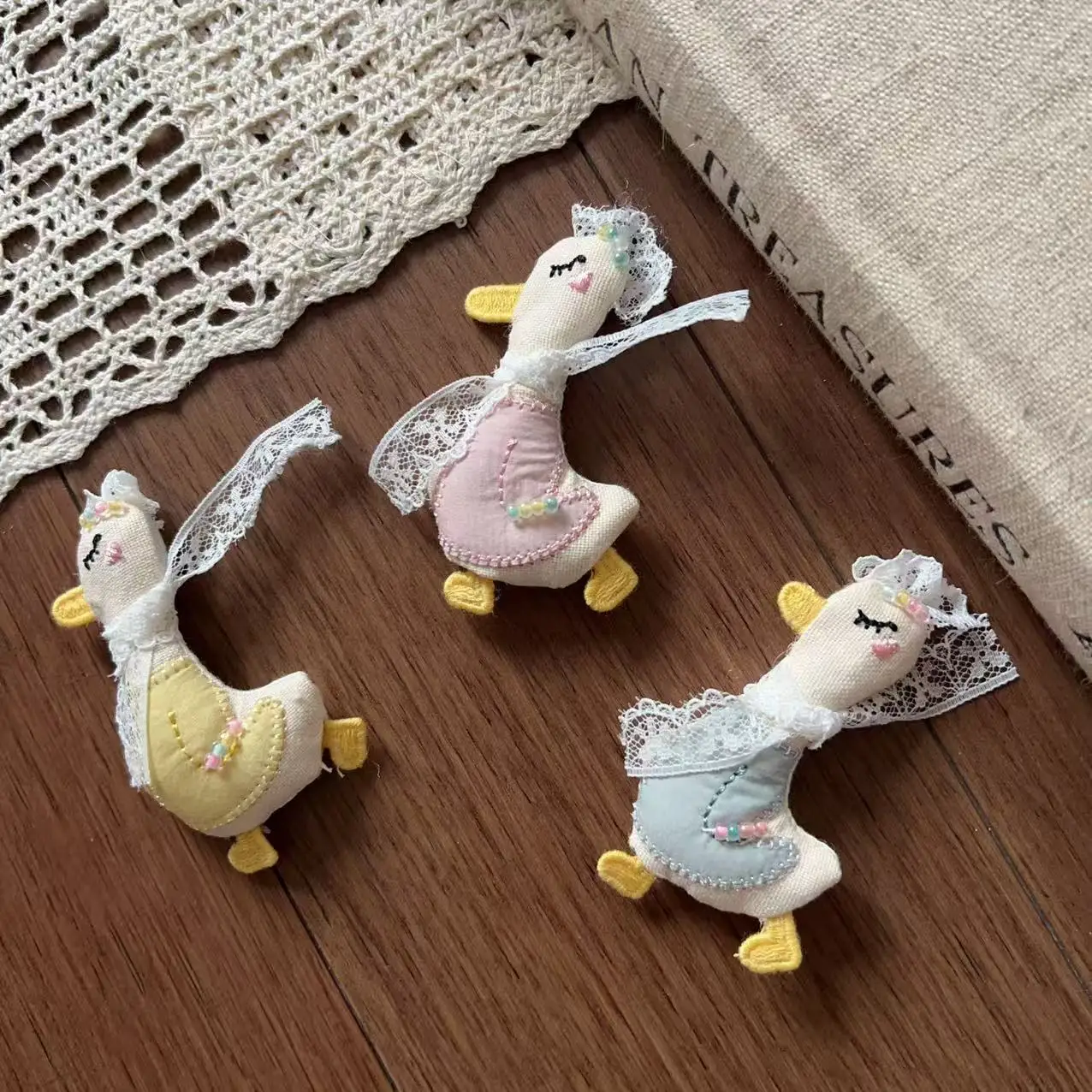 Premium Stuffed Fabric Korean Dopamine Scarf Mother Duck Hair Clip Brooch Pin for Shoes Socks Hat Clothing Trim Soft