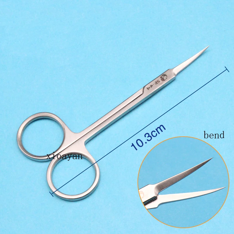 The doctor uses scissors to remove stitches for double eyelids and open the corner of the eye