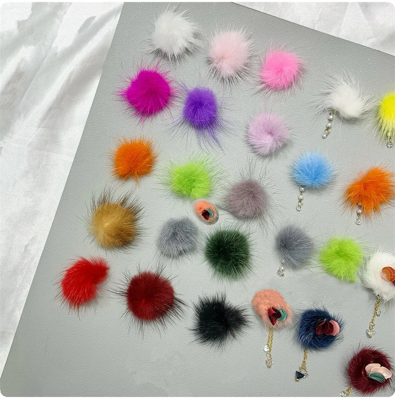 ネイル用磁気ポンポン10個、冬をテーマにした取り外し可能なファジーボールチャーム、プレスオンネイルDIYマニキュア用