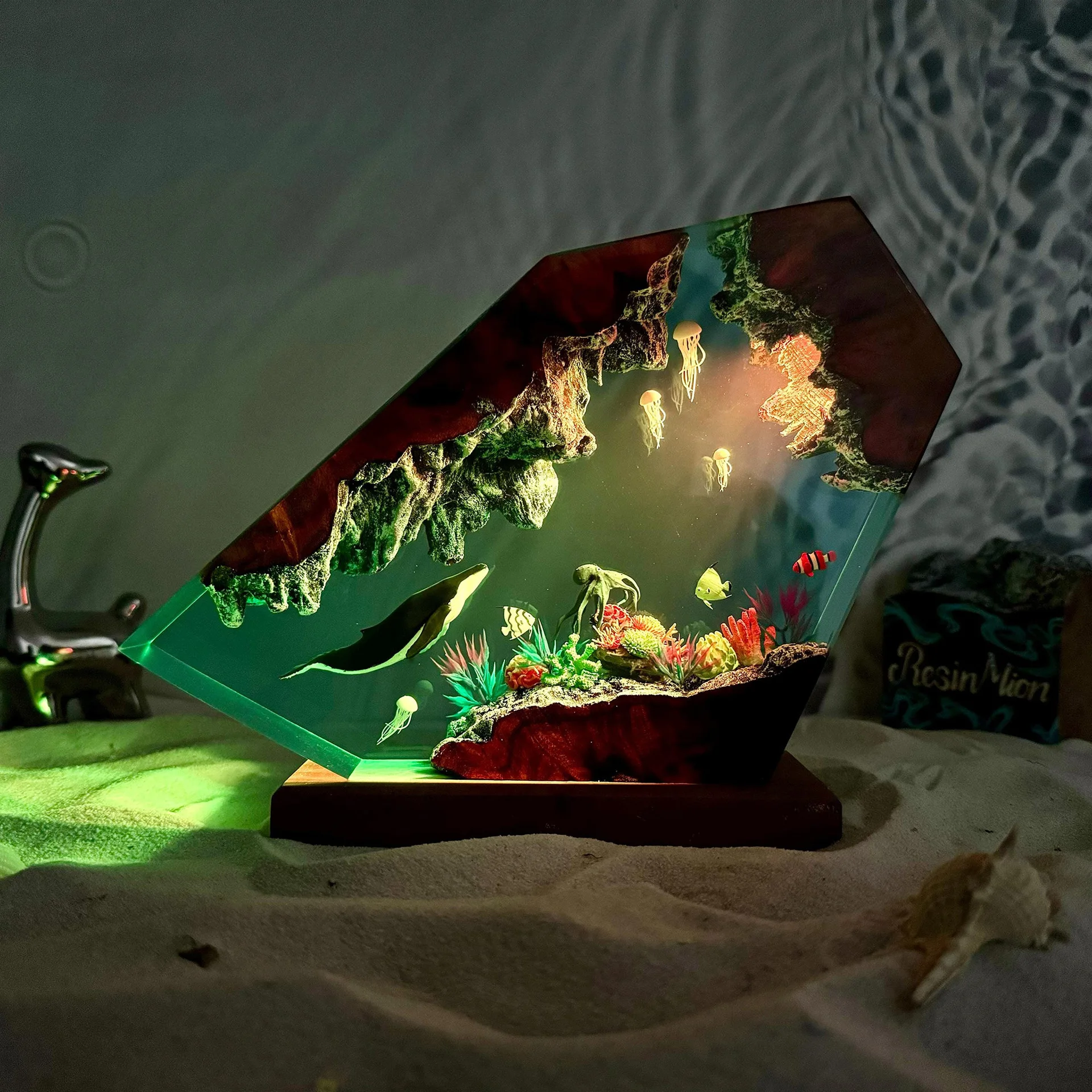 

New Humpback Whale and Jellyfish Adventure Resin Luminous Ornament High-end Marine Micro-landscape Home Decoration Gift