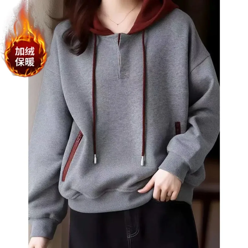 

Женская толстовка на флисовой подкладке, серо-бордовая, с контрастными вставками, на молнии до середины груди, с карманами на боковых молниях, свободного кроя, теплая, пуловер-свитшот