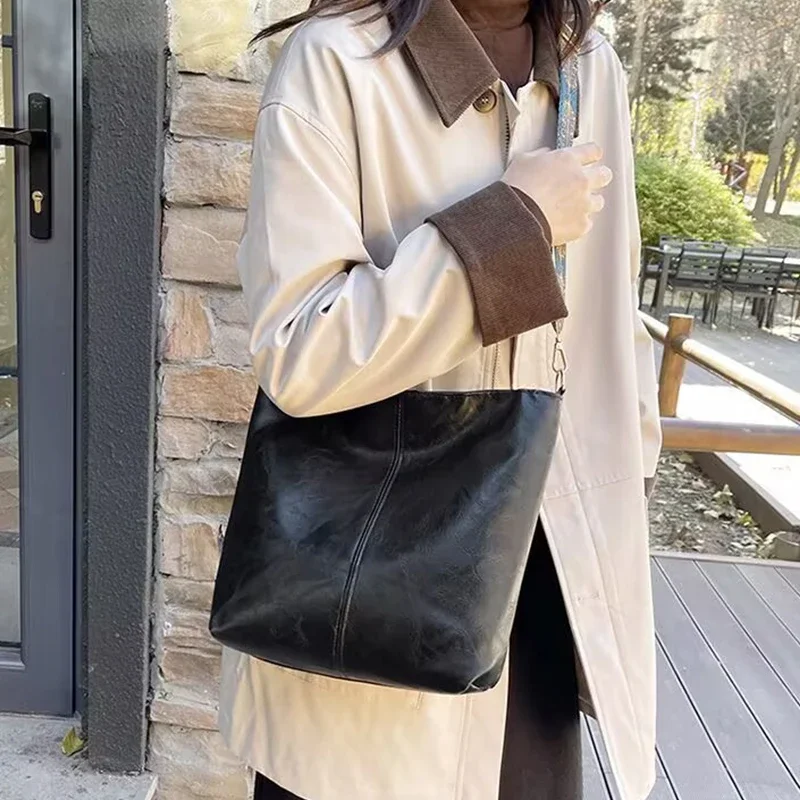 حقيبة يد نسائية من البولي يوريثان مناسبة للسفر، مع حزام كتف قابل للفصل ويمكن حملها على كتف واحد