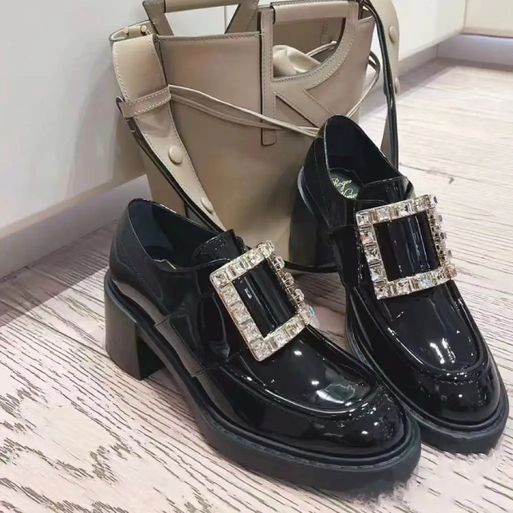 

Женские кожаные туфли 2026: новая модель, лакированная кожа, универсальные, с квадратной пряжкой, на толстой подошве, лоферы