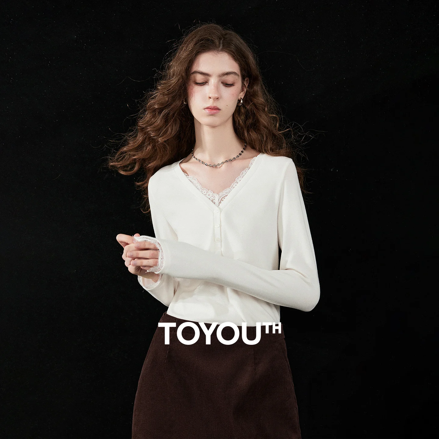 TOYOUTH Women T-shirt 2026 Winter New Lace Patch Fake Two Piece V Neck Cropped Fitted Top