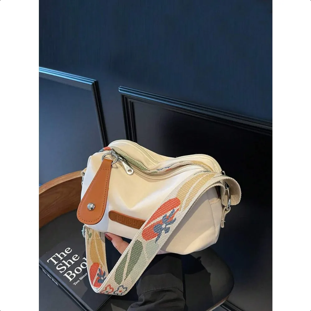 

Flower Applique Small Crossbody Bag Versatile Shoulder Bag Phone Pouch for Travel Vacation Shopping