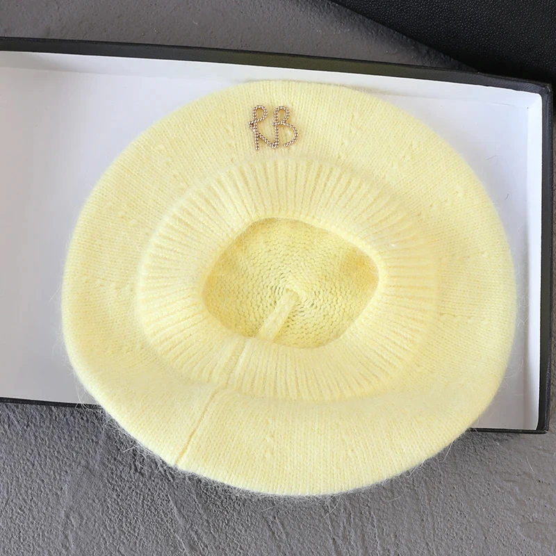 Boina de invierno suave de piel de conejo Angora con letras para mujer, gorro de pintor francés elegante, gorros para mujer, gorro cálido informal para caminar