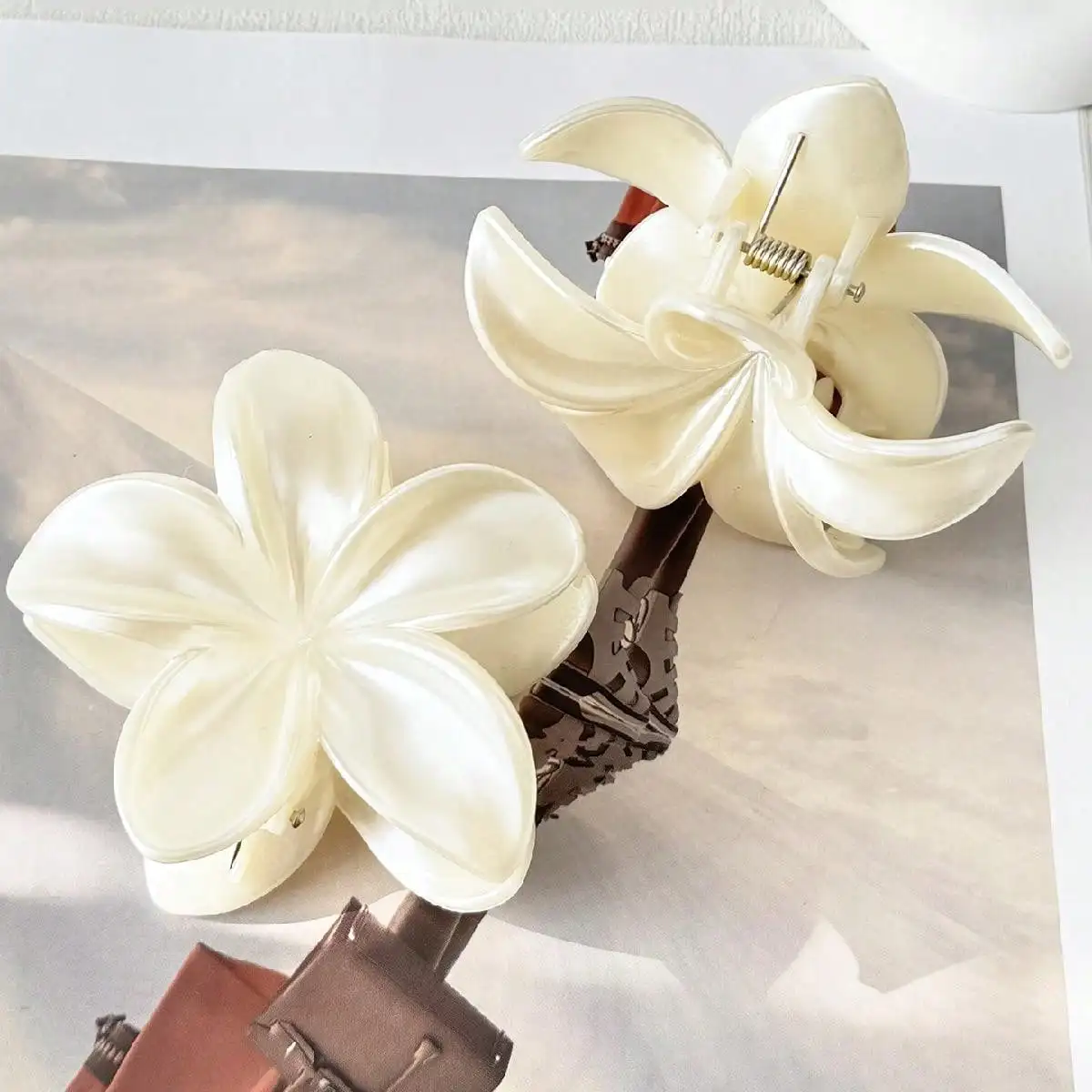 2Pcs white light sensitive flower clip, shark clip at the back of the head, beach vacation style, simple hair accessory image 2