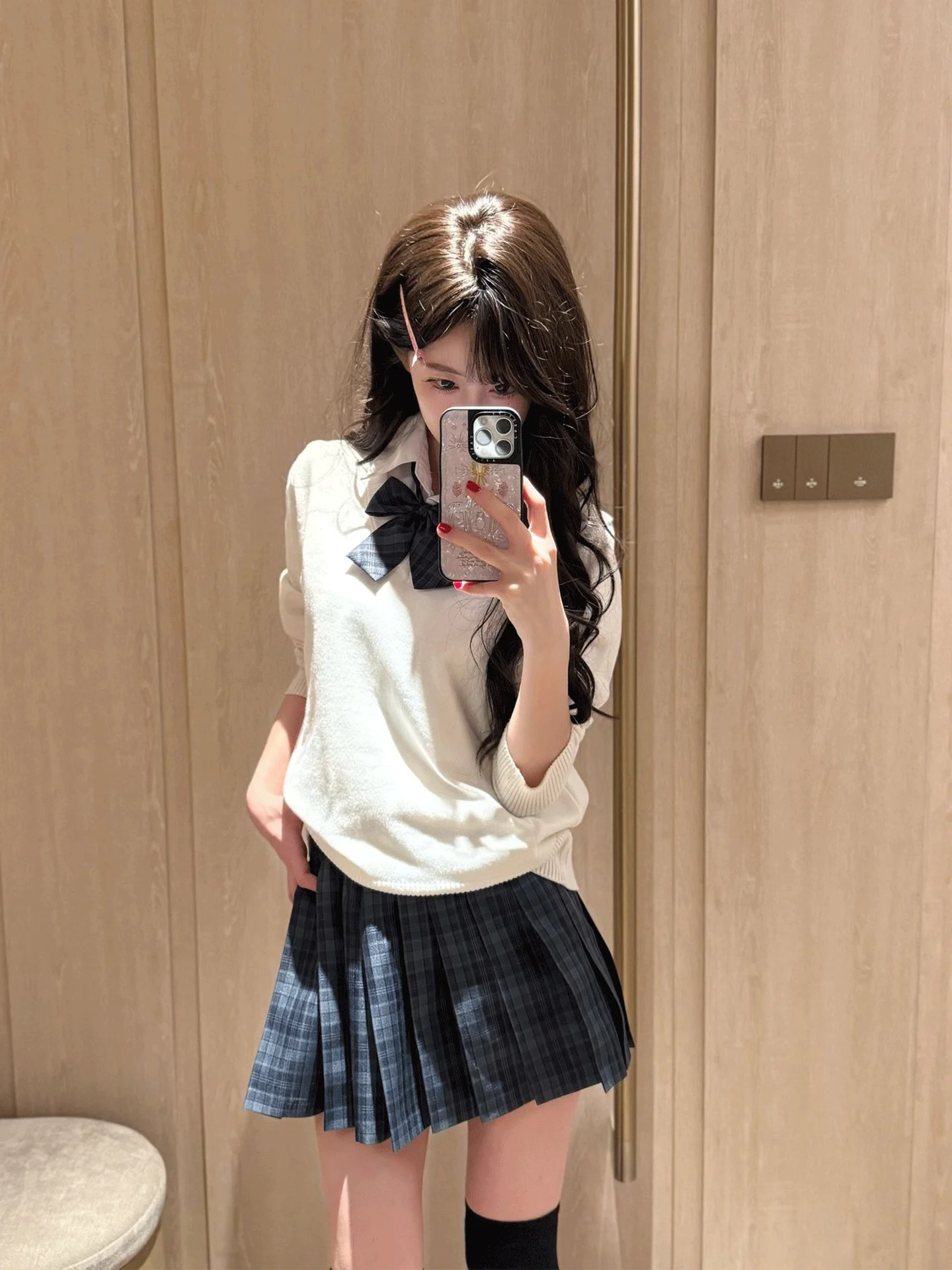 

Комплект: юбка в клетку и белый вязаный свитер с длинным рукавом и узлом, зимний стиль