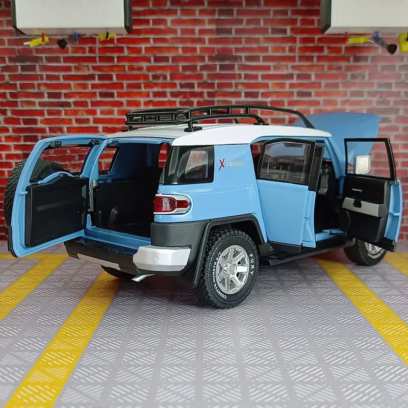 1:24 Toyota FJ modelo de coche de aleación, puertas y capó de motor, el maletero se puede abrir tiene funciones de sonido y iluminación, detalles ricos