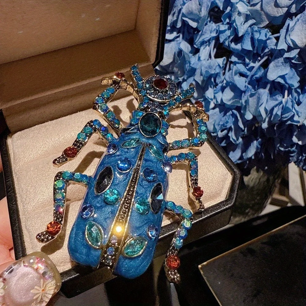 رائعة النساء الرجال الموضة الكلاسيكية الفاخرة كريستال بيتل شارات دبوس الراقية سلسلة الحشرات حجر الراين بروش أبازيم لسيدة