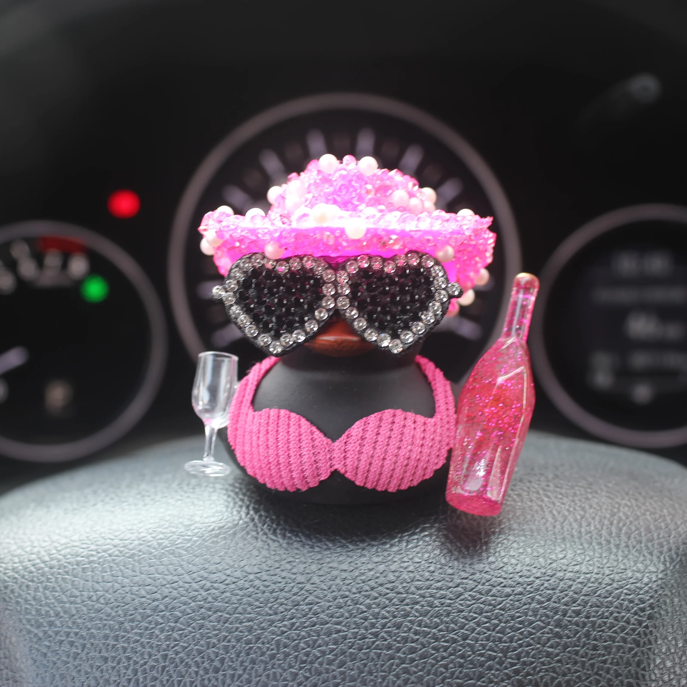 1 pieza de adorno para coche con diseño de pato negro con sombrero rosa brillante y botella de champán, decoración para coche, adorno para la consola central del coche.