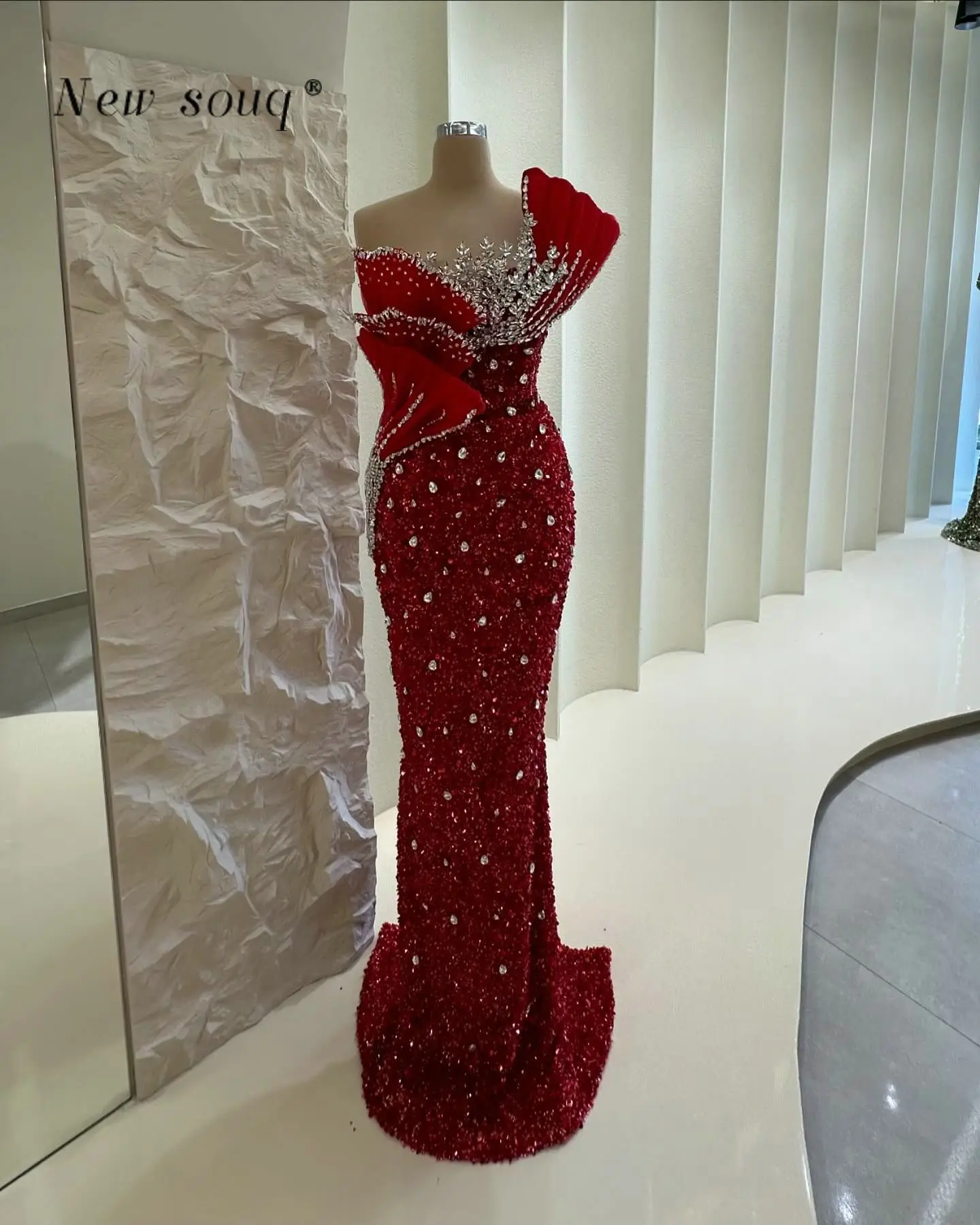 Wine Red Sparkly Sequins Evening Dresses with Silver Crystals Long Sleeveless Straight Fitted Prom Night Party Gowns 2024