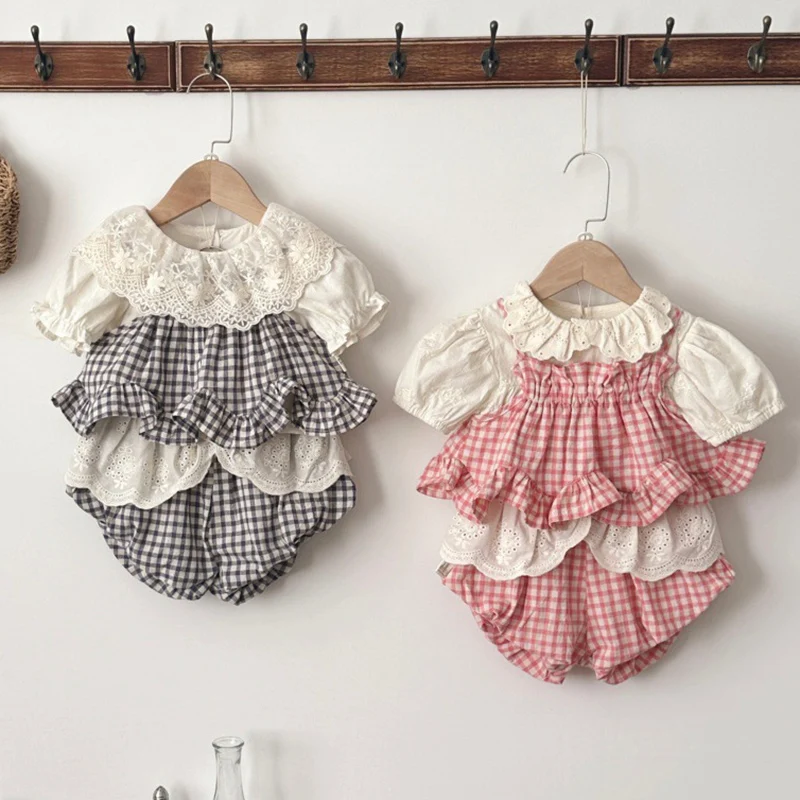 

Новый летний комплект детской одежды 2026 года для девочек 0-3 лет: хлопковый жилет без рукавов в клетку + шорты-панталоны. Комплект одежды для новорожденных девочек.