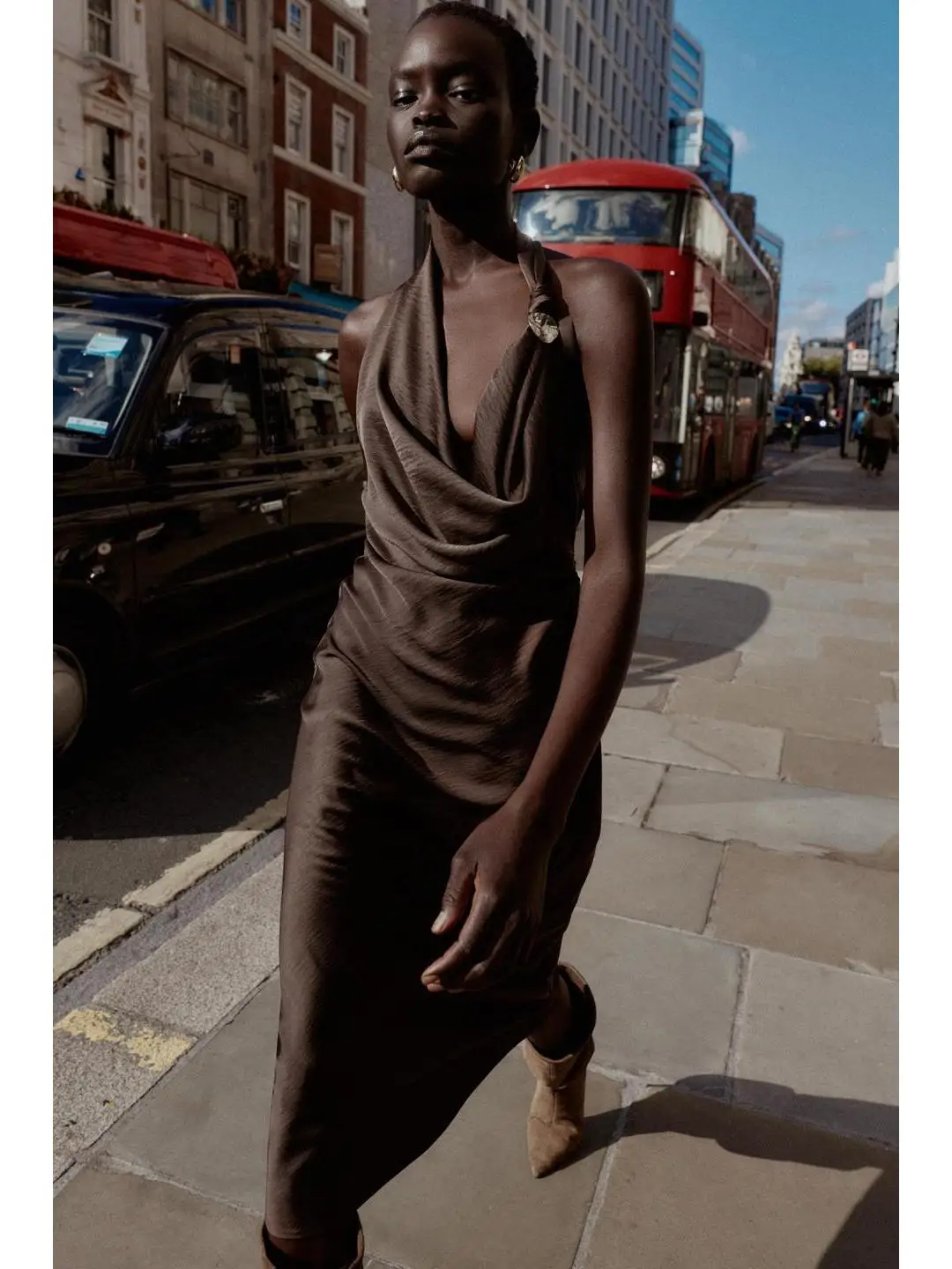 

Ранняя осень, металлическое украшение, асимметричная юбка-миди, дизайн, драпированный воротник, повседневная одежда, женская ткань из ПВХ со средней талией