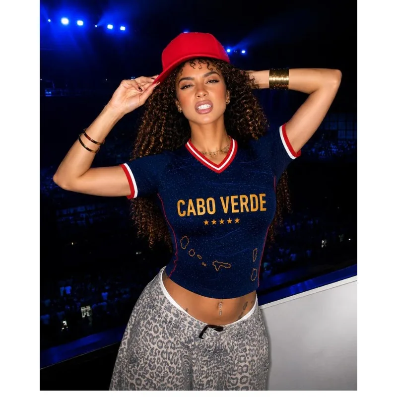 Camiseta Corta con Cuello en V, Estilo Cabo Verde, para Chicas Atrevidas, Corte Ajustado y Estilizador, Uniforme para Fans