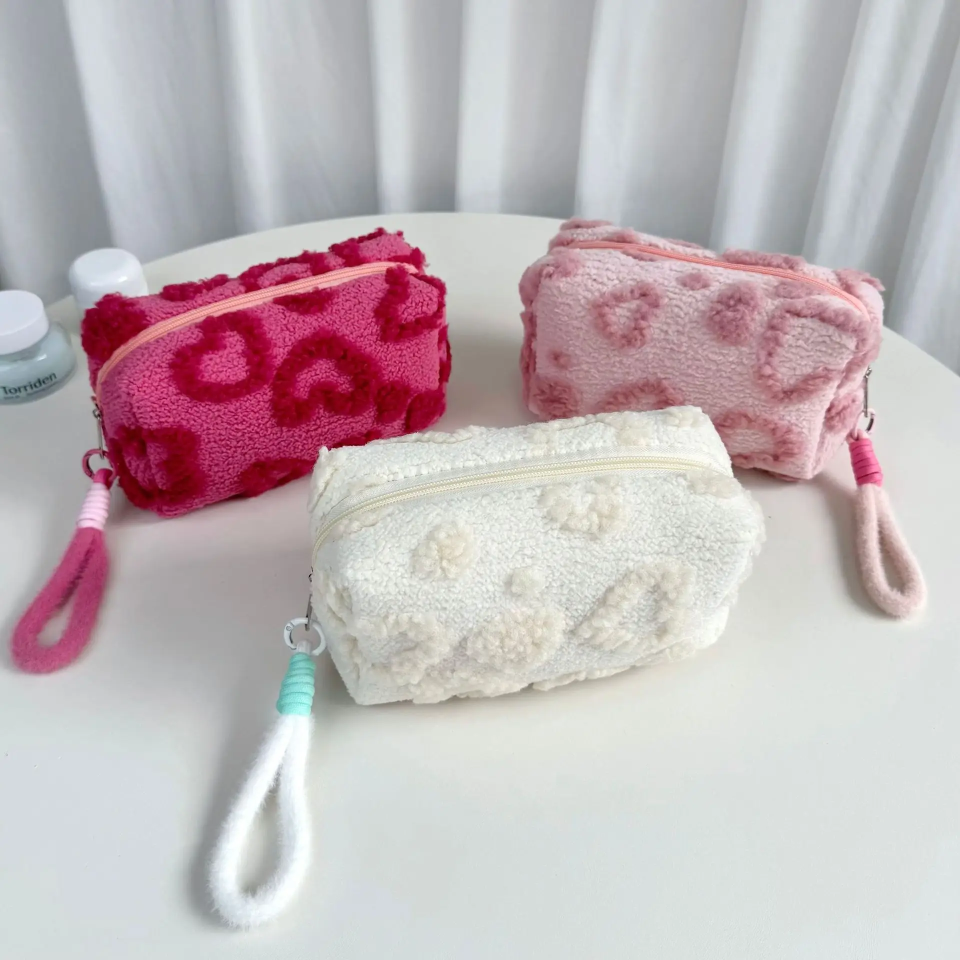 New high-value cute plush, large-capacity heart-shaped makeup bag with lanyard, travel skincare storage bag