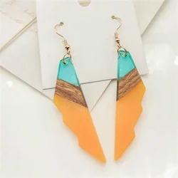 1 pair of fashionable geometric irregular orange resin patchwork wooden pendant earrings, personalized design for women