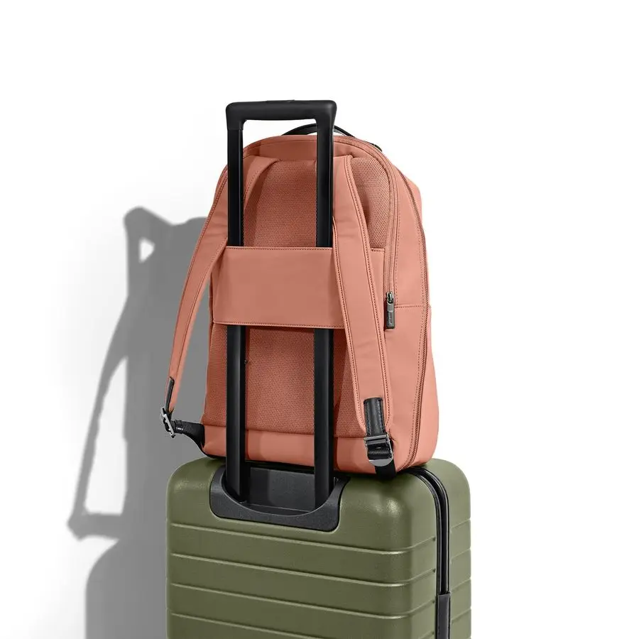 エブリウェイ ジップ バックパック、ラップトップ スリーブ付きトラベル バックパック、軽量で耐久性、旅行の必需品、クレイ ピンク