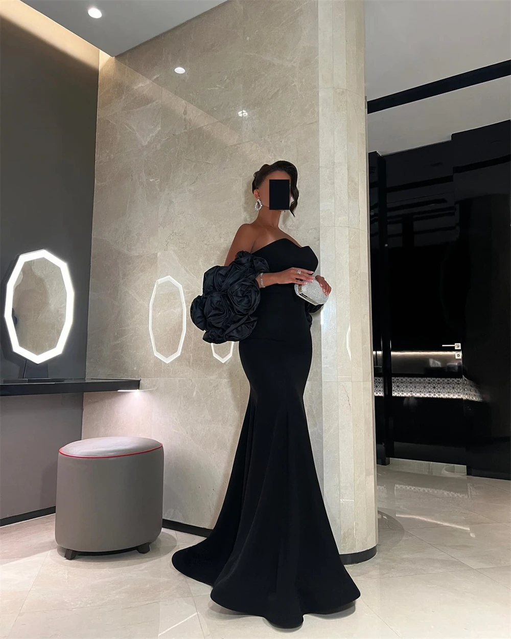 Классическое вечернее платье из черного джерси без бретелек со съемными рукавами по индивидуальному заказу E с скользящим шлейфом и цветами с рюшами для особых случаев