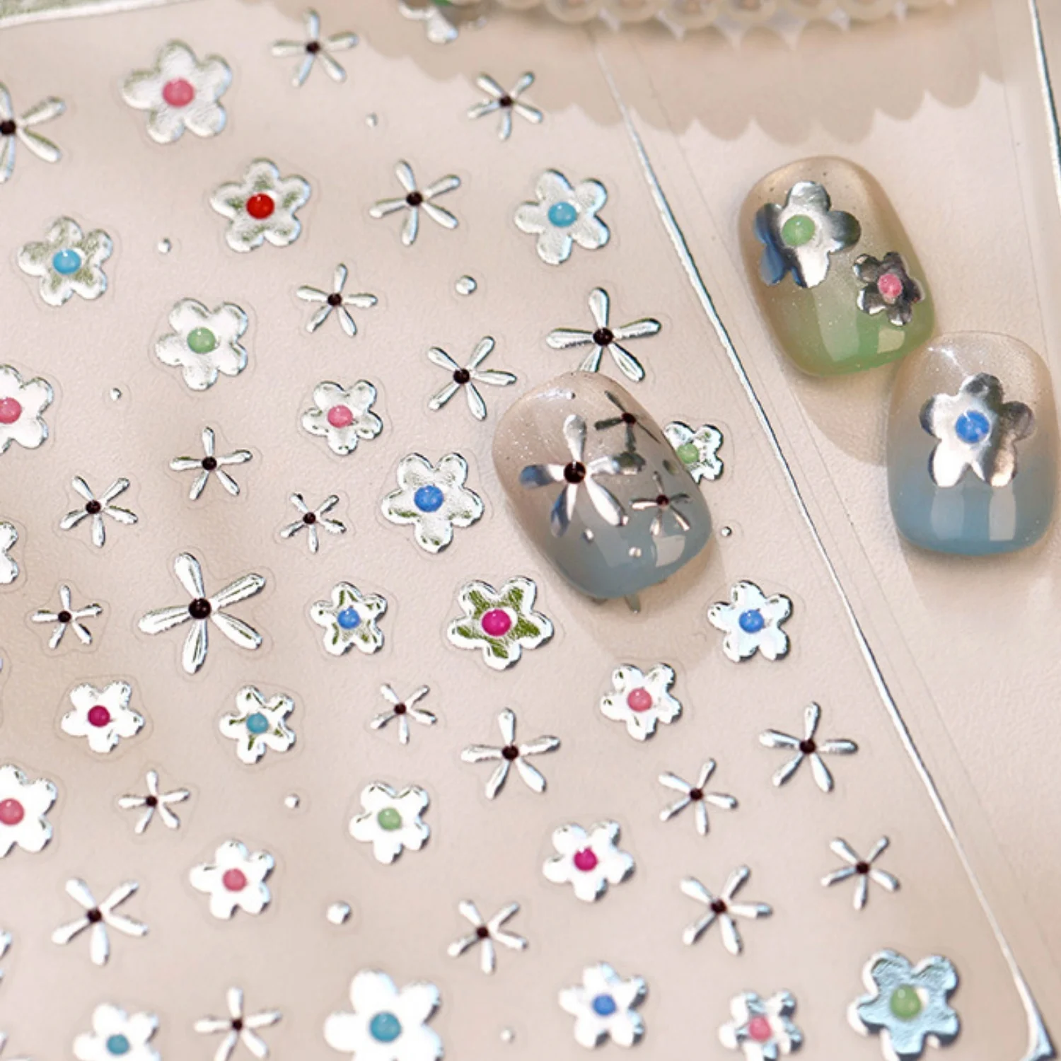5D INS Minimalistische Nagelaufkleber Bunte Kleine Blumen Frische Florale Silber-Heißprägung Sternförmige Selbstklebende Nagelsticker