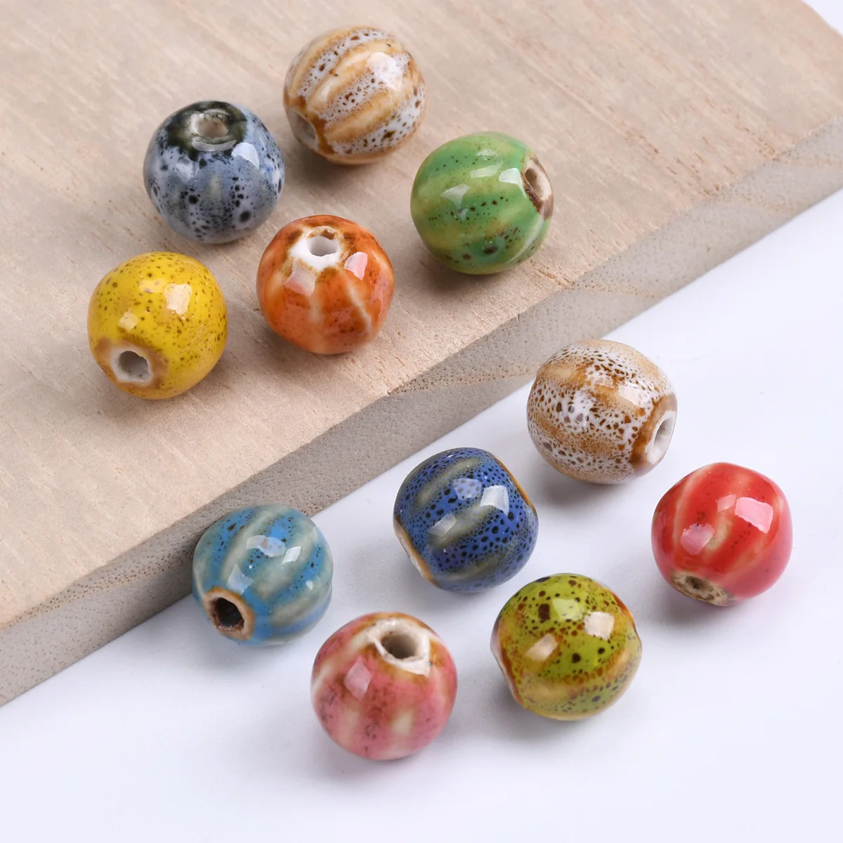10 Stück runde, kürbisförmige, 12 mm große, dekorative, glasierte Keramik- und Porzellan-Abstandshalter-Perlen, ideal für die Schmuckherstellung und zum Selbermachen. – Detail 1