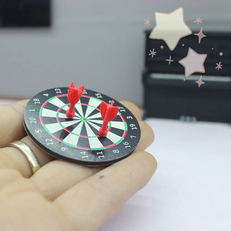 1 conjunto de casa de bonecas em miniatura dardo jogo de tabuleiro conjunto com dardos sala de jogos miniaturas acessórios de decoração para casa brinquedo fingir jogar