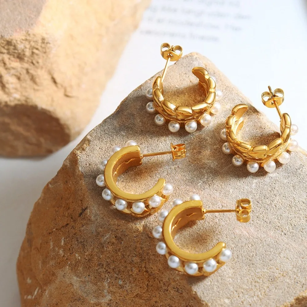 

Xiaoxiangfeng Imitation Pearl C-shaped Titanium Steel Earrings for Women Fashionable and Versatile Jewelry Accessories