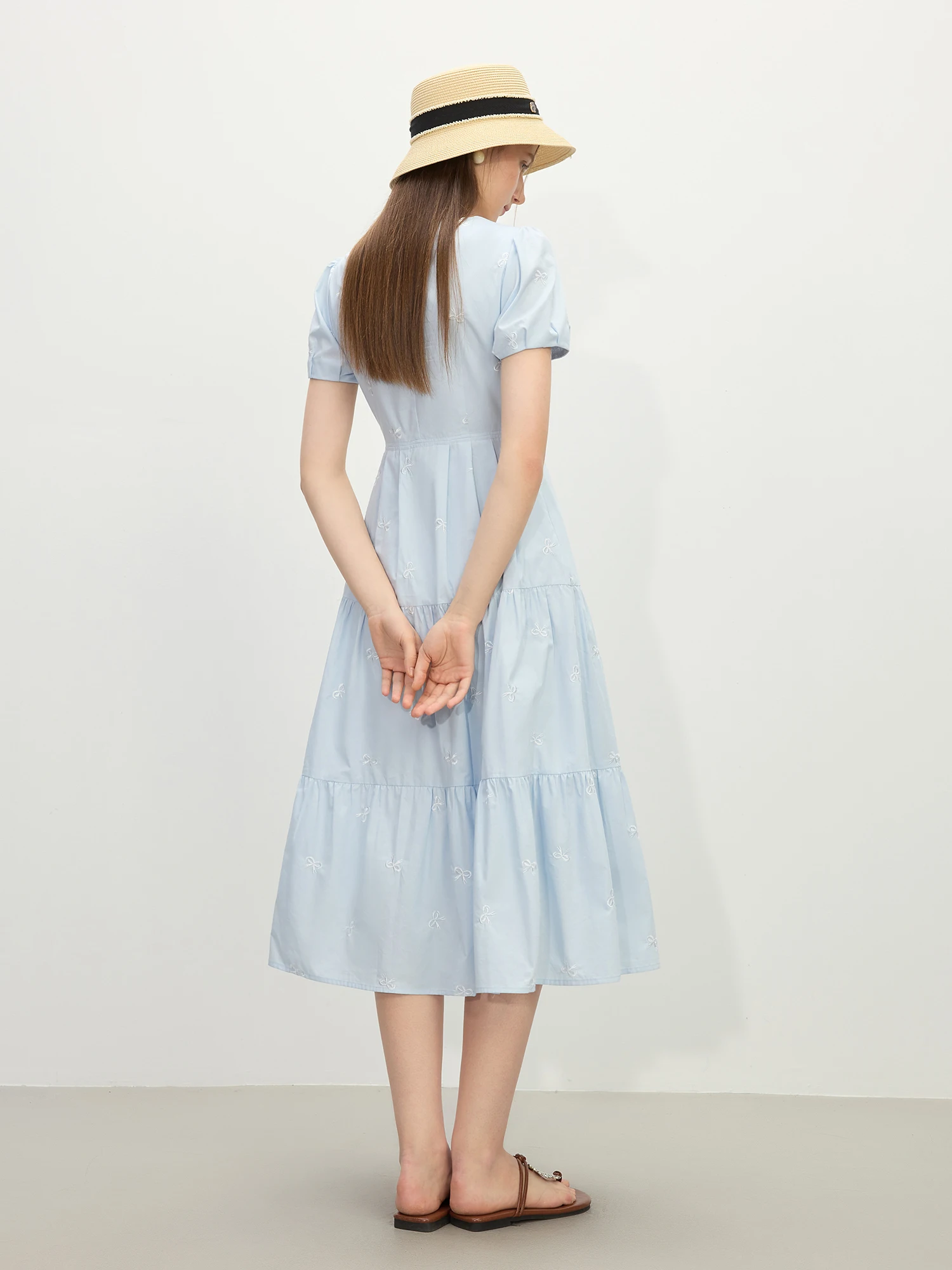 FSLE 2025 Vestido feminino de verão com decote em V evasê de algodão – saia azul em camadas com laço bordado e elegância casual 25FS12233