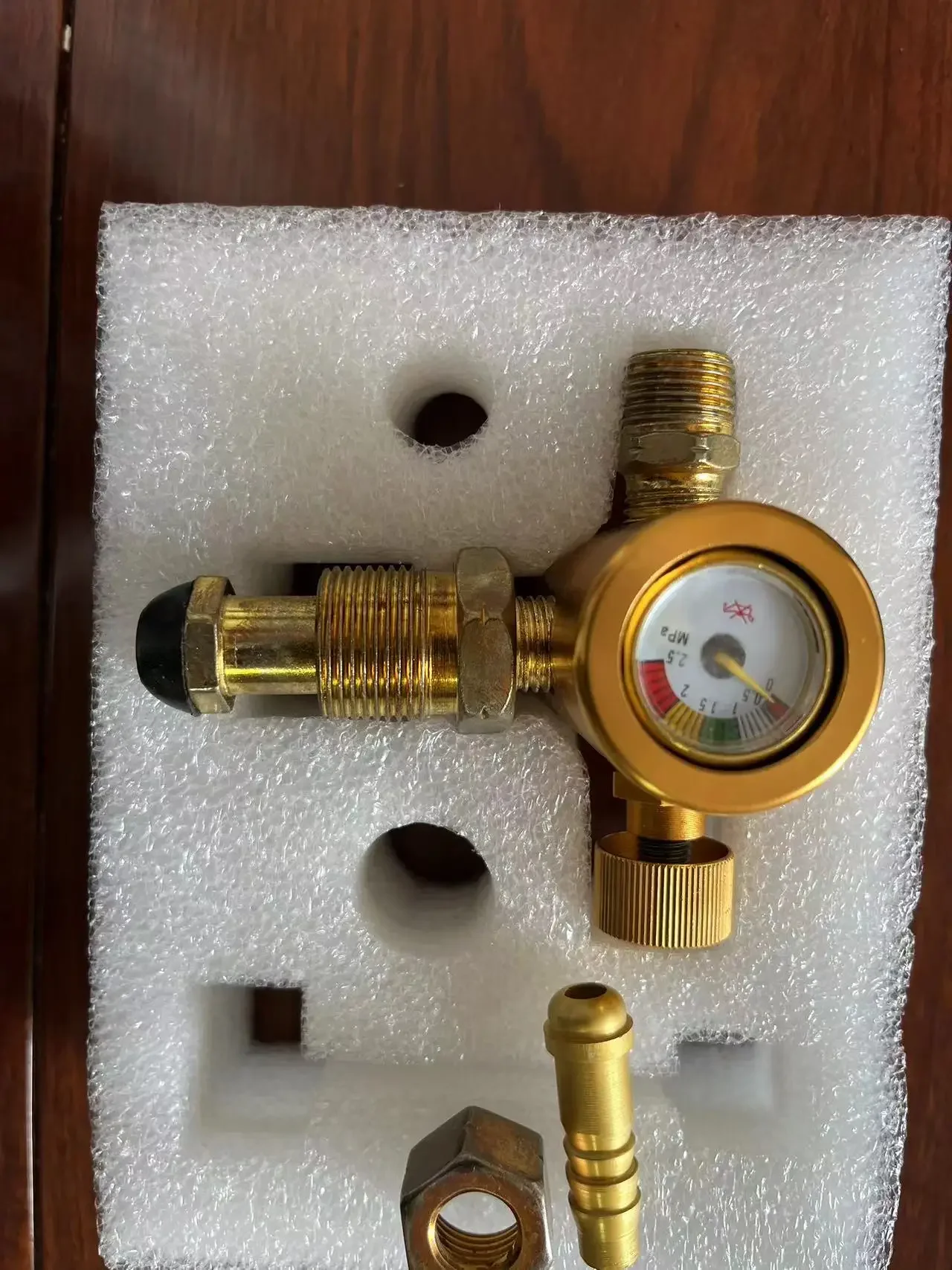 Propane pressure regulator energy-saving pressure gauge anti drop and explosion-proof pressure reducing valve