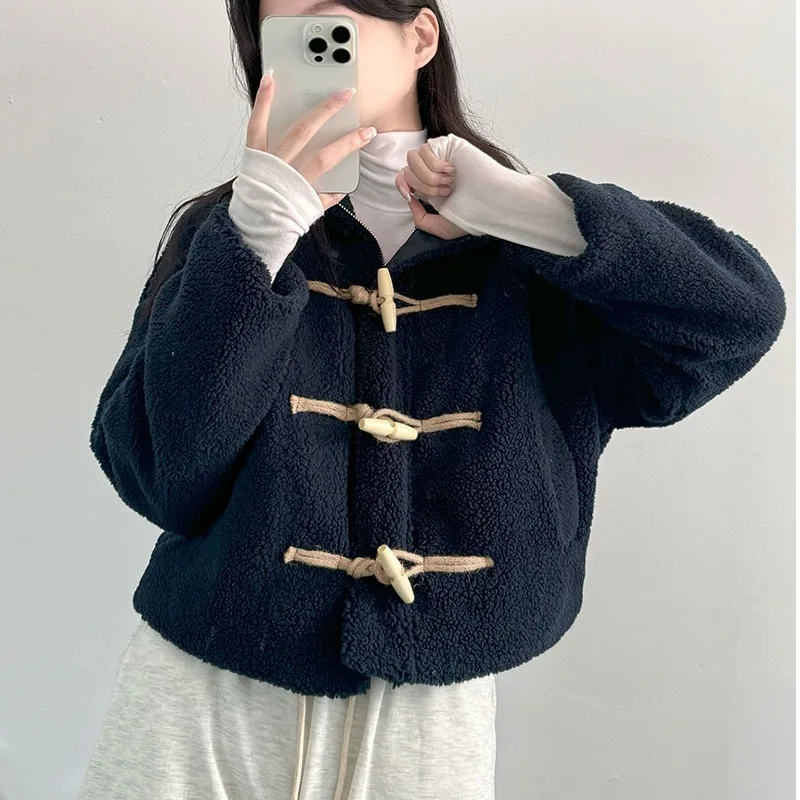 เสื้อโค้ทผู้หญิงแฟชั่นฤดูหนาว แต่งปกขนแกะ บุด้วยผ้าฝ้าย ติดกระดุม อุ่นสบาย ดีไซน์ทันสมัย ใช้งานได้หลากหลาย เหมาะสำหรับใส่ไปทำงาน ทรงเข้ารูป