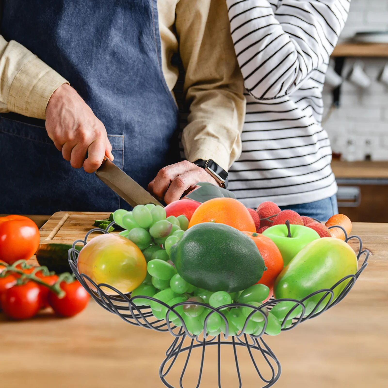 

Black Wire High Foot Fruit Basket Iron Storage Basket for Home Hotel Kitchen Counter Desktop Decoration Picnic Gift