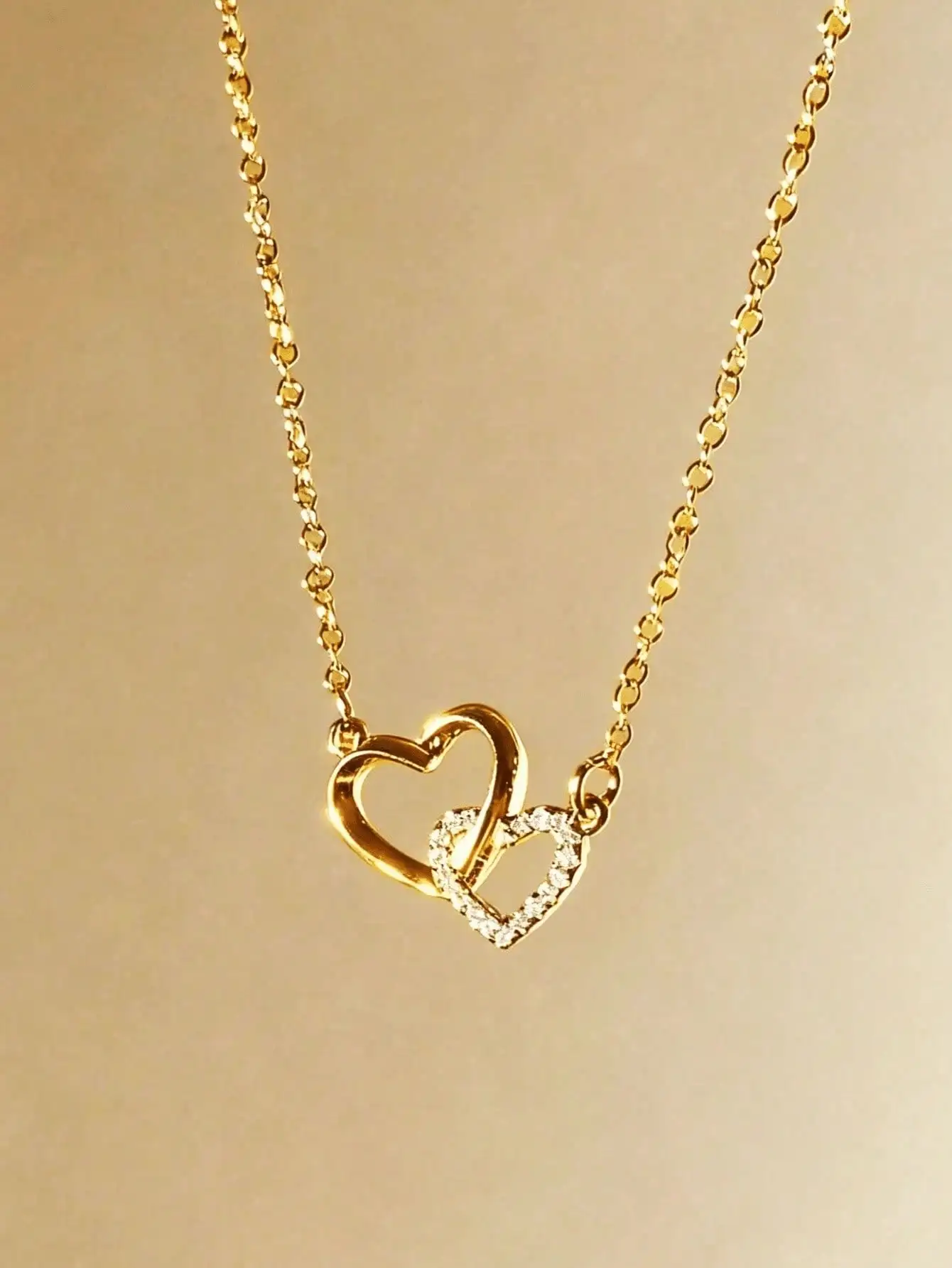 

Ожерелье с подвеской в виде двойного сердца золотистого цвета с акцентами из кубического циркония