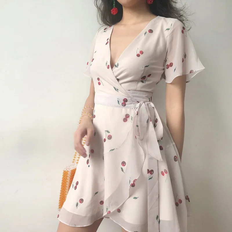 Картина 4: Шифоновое платье-трапеция Schinteon с V-образным вырезом и ремнем, с принтом в виде вишенок, тонкое летнее сексуальное мини-платье с коротким рукавом