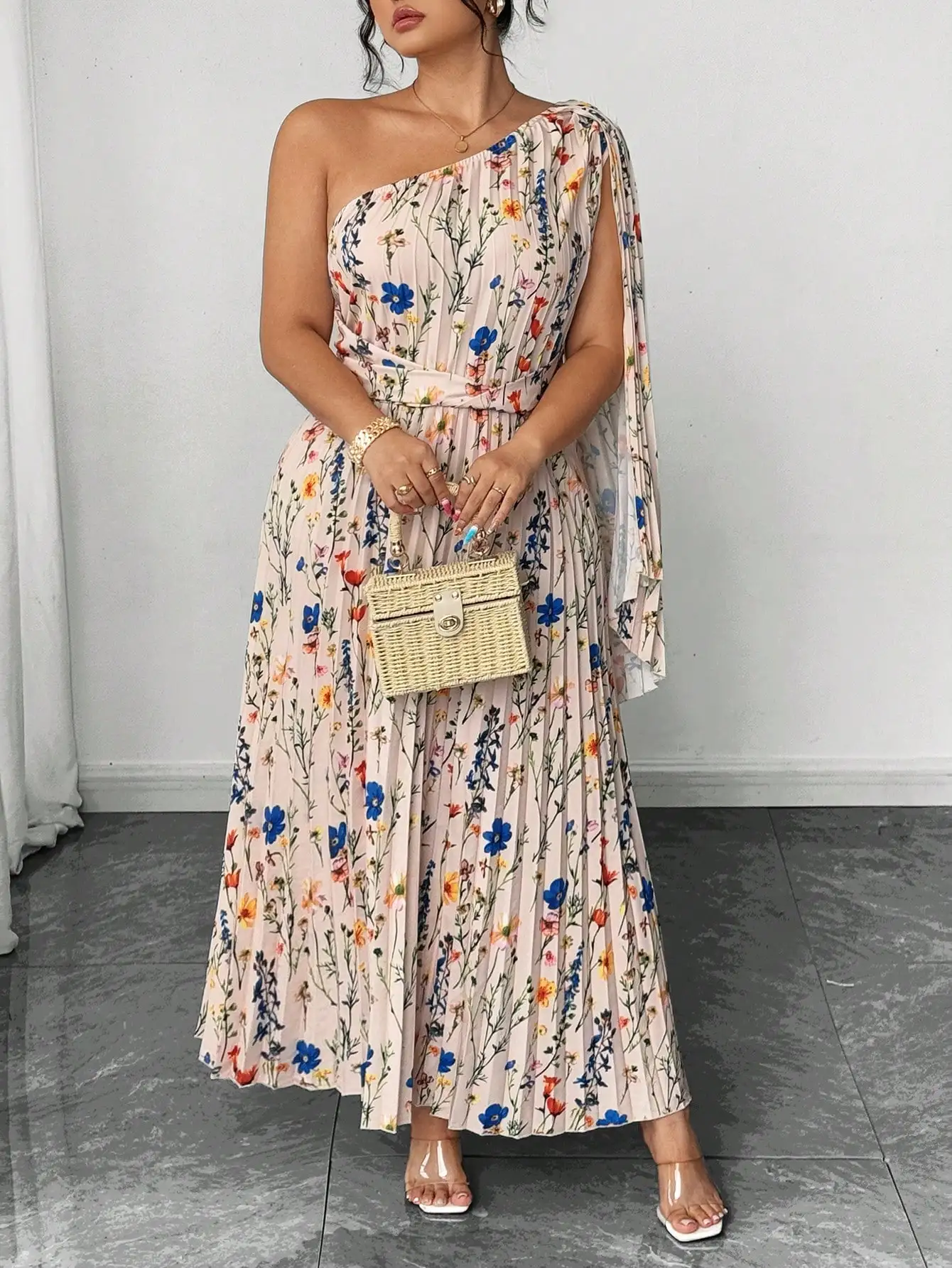 

Платье макси с цветочным принтом, плиссировкой и драпированным рукавом на одно плечо