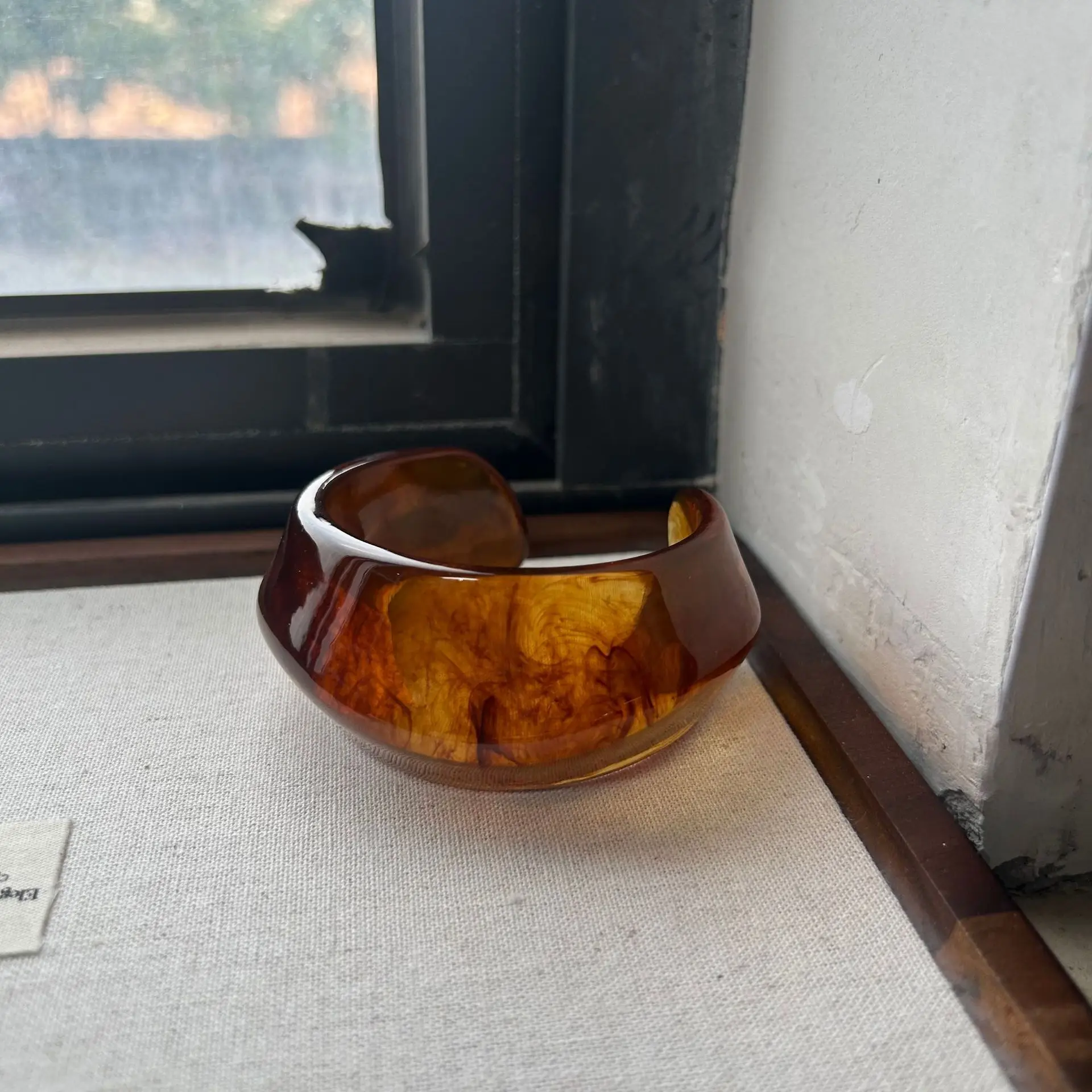 Retro Elegant Irregular Black Red Off-white Brown Semicircle Resin Bracelet Autumn Winter Bangle for Women HUANZHI 2025 NEW