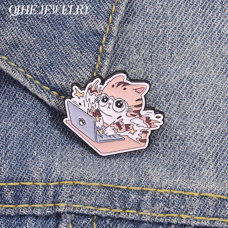 Lustige süße funktionierende Katze Brosche Emaille Pins Anime Büro Katze Broschen Tasche Revers Abzeichen Schmuck Geschenk für Büroangestellte und Katzenliebhaber
