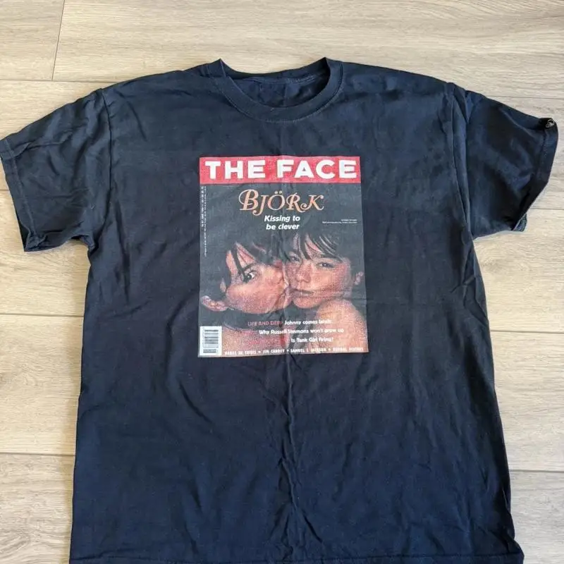 تصميم الجزء x The Face Cover Tee Bjork "Kissing" للرجال مقاس L