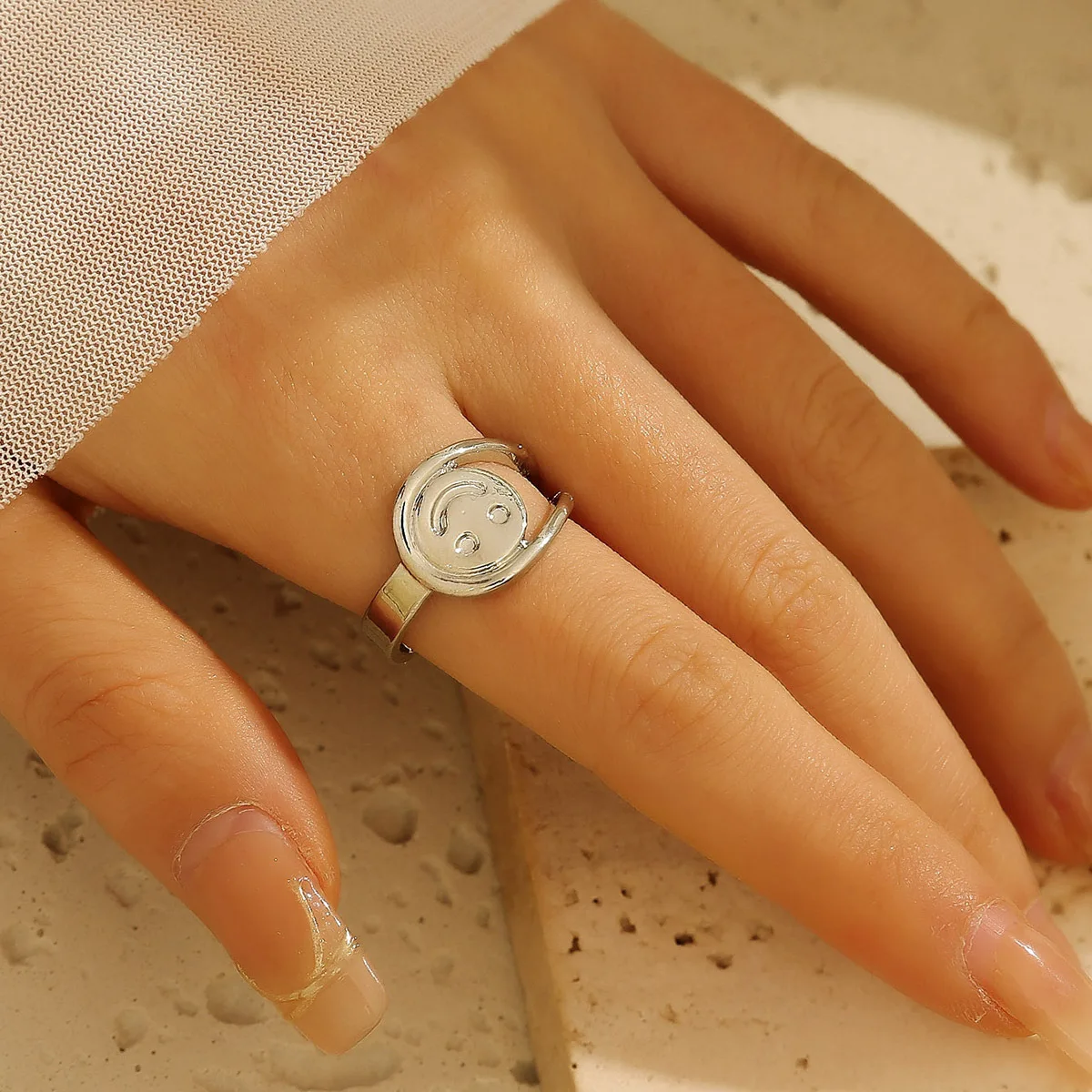 European and American cross-border hollow flowers, plants, insects, geometric personality, fashion, light luxury, high-end singl