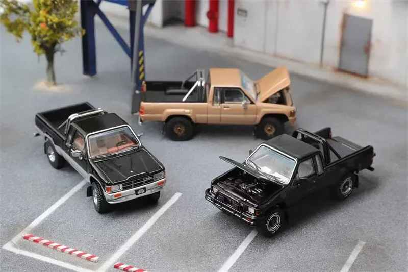 

GCD 1:64 Hilux 1985 N50 SR5 Черный скейтбордингом/черный, серебристый/золотой, литые модели автомобилей
