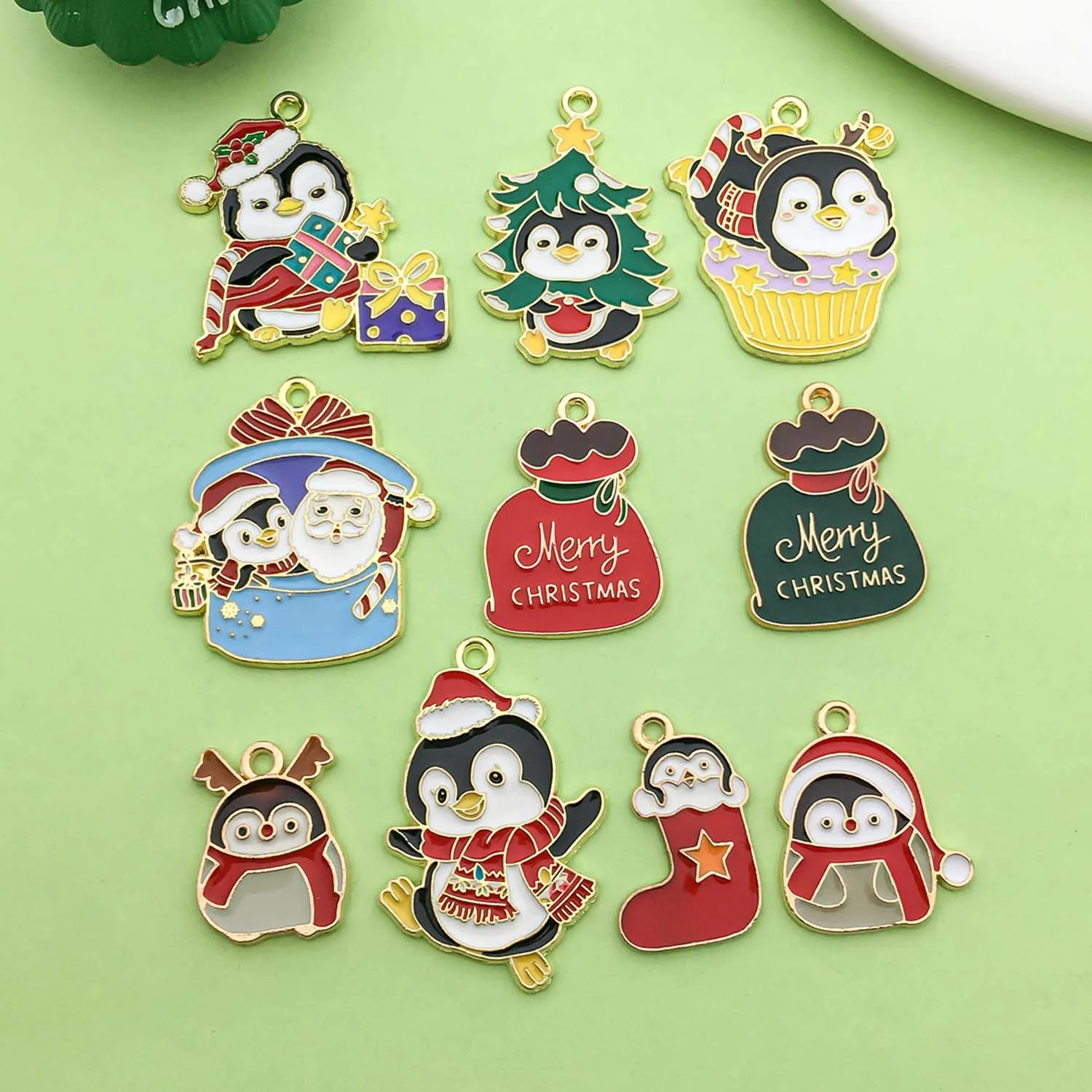10 stücke Emaille Pinguin, Geschenkt üte, Socken Charms Legierung Weihnachts dekoration Anhänger für DIY Halsketten Schmuck machen Accessoires