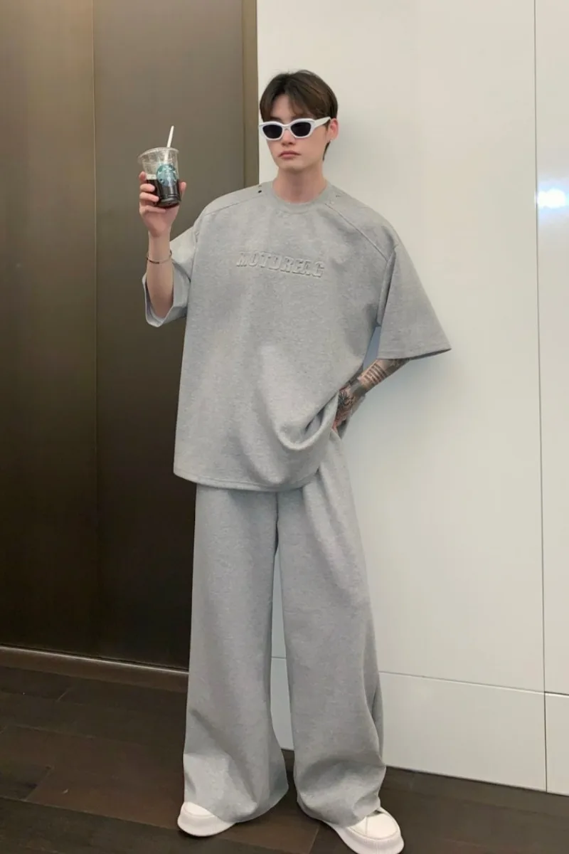 

Простой мужской летний повседневный комплект с коротким рукавом и маленьким воротником, универсальные брюки прямого кроя с 3D-дизайном букв