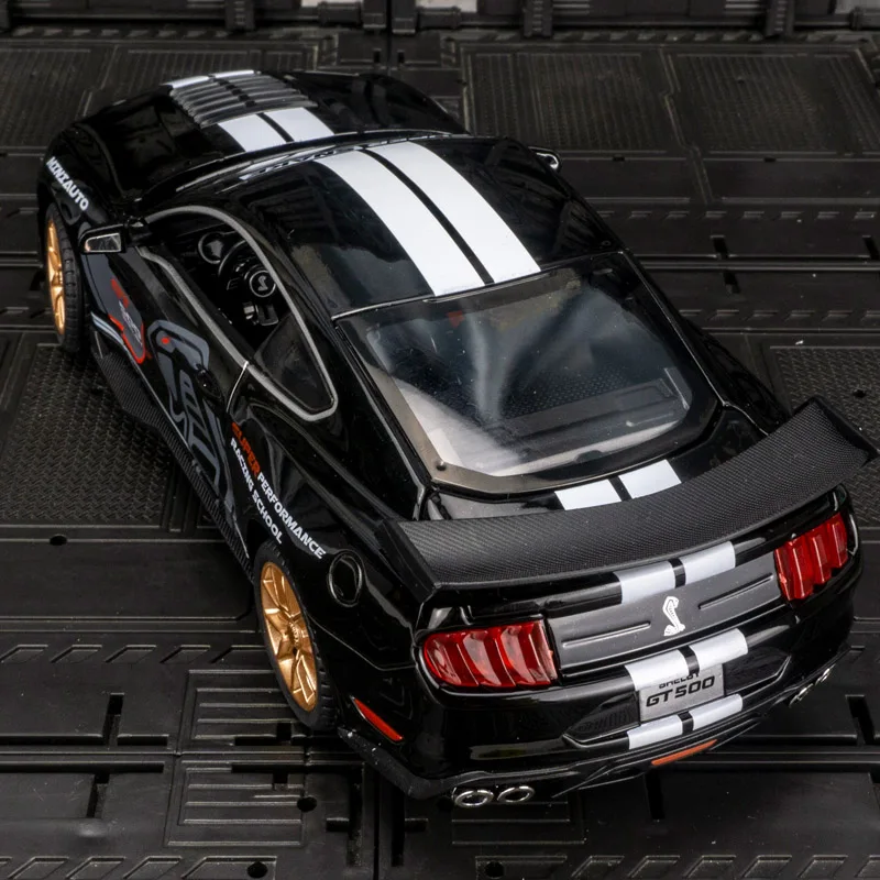 1:24 Ford Shelby GT500 alloy car model steering pull-back acousto-optic toy door and hood trunk can be opened.