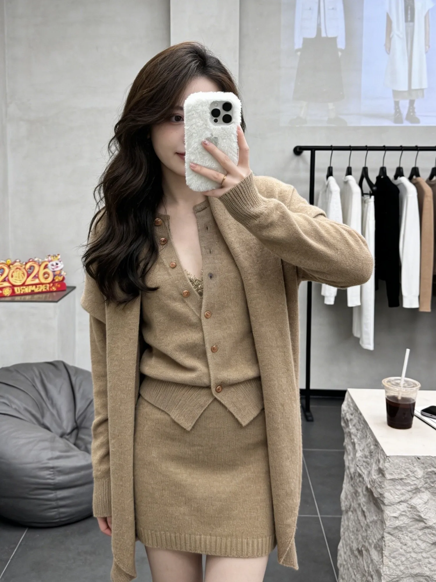 

Женский вязаный комплект из кардигана и юбки: элегантный, в стиле французского шика, для весеннего сезона