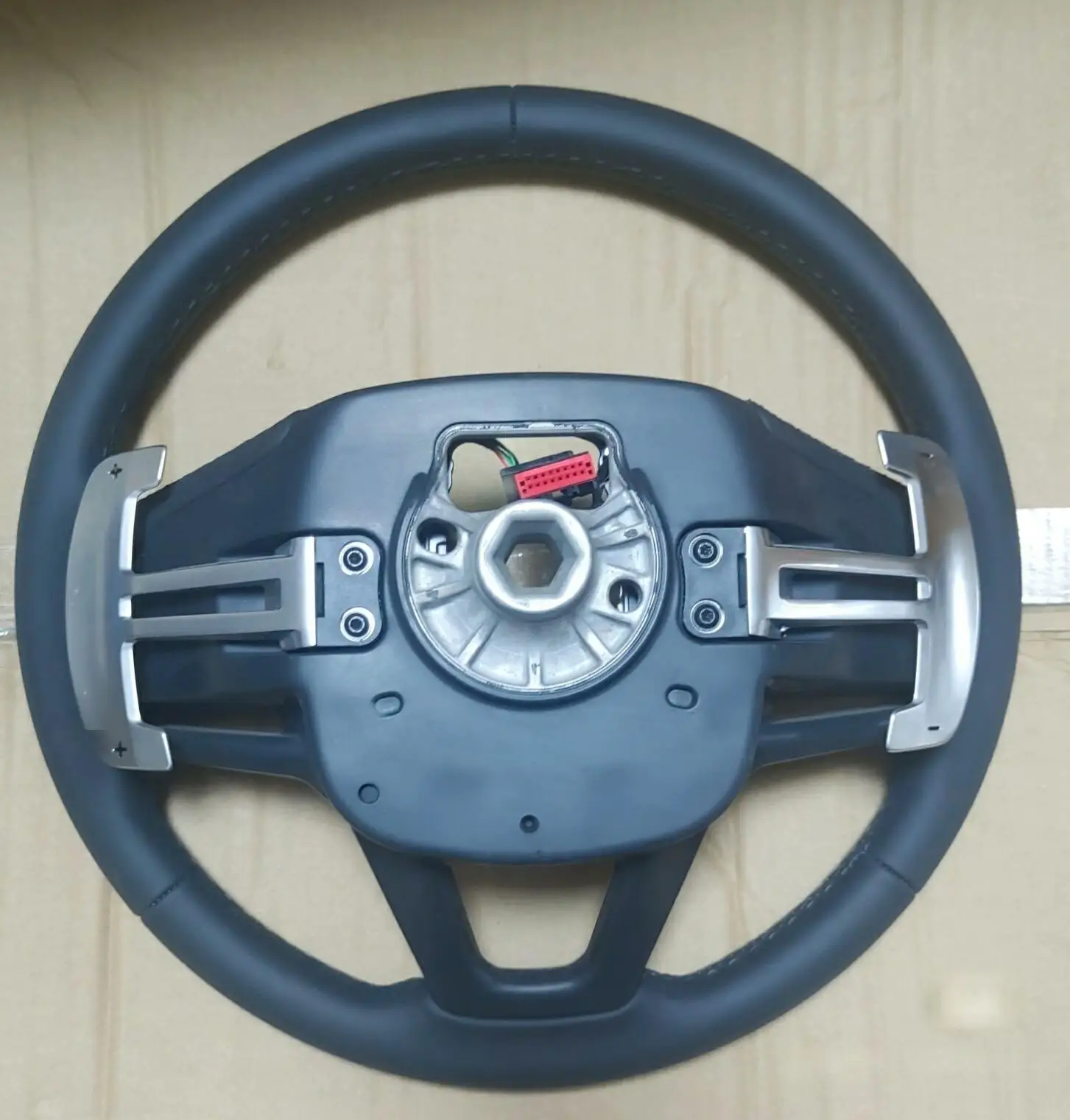 Classic Style Carbon Fiber Steering Wheel Scratch-Resistant Easy to Clean Reinforced for Longevity
